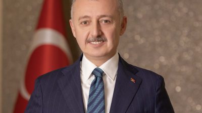 Kocaeli Büyükşehir Belediye Başkanı Tahir Büyükakın, Babalar Günü nedeniyle bir