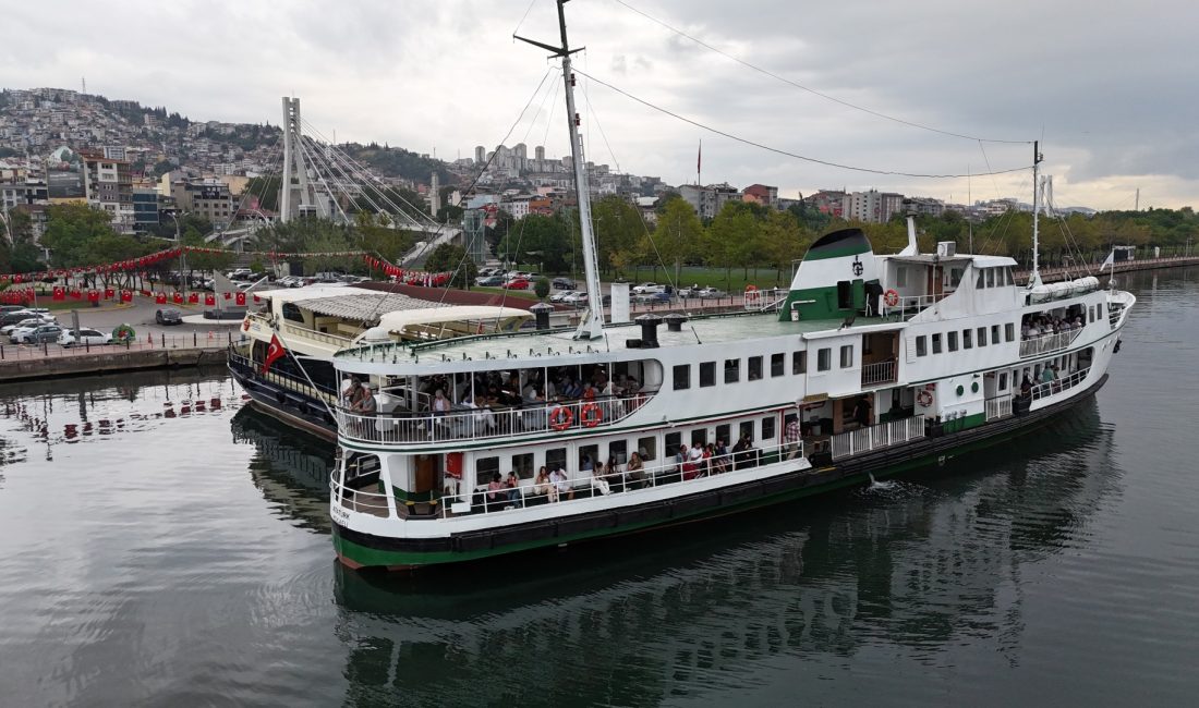 Kocaeli Büyükşehir Belediyesi, yaz sezonunun sevilen etkinliklerinden “Körfez’de Mehtap Turları”