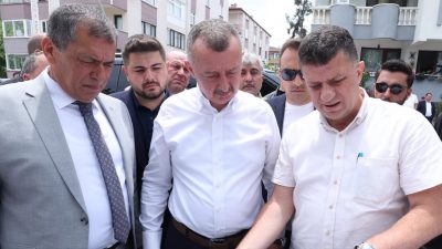 Kocaeli Büyükşehir Belediye Başkanı Tahir Büyükakın, Karamürsel 4 Temmuz Mahallesi’ndeki