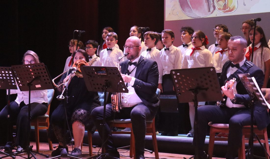 İzmit Belediyesi Sanat Akademisi Müzik Bölümü öğrencileri, yıl sonu gösterisinde