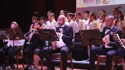 İzmit Belediyesi Sanat Akademisi Müzik Bölümü öğrencileri, yıl sonu gösterisinde
