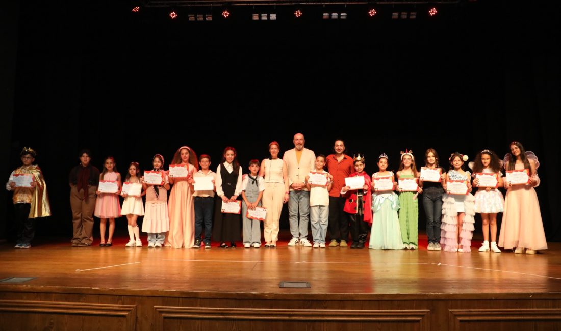 İzmit Belediyesi Sanat Akademisi Tiyatro Bölümü’nün çocuk kursiyer sınıfı öğrencileri