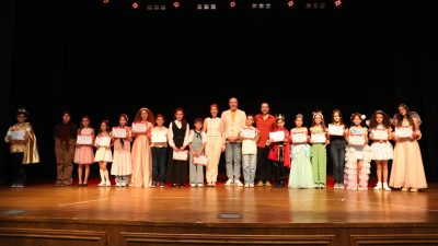 İzmit Belediyesi Sanat Akademisi Tiyatro Bölümü’nün çocuk kursiyer sınıfı öğrencileri