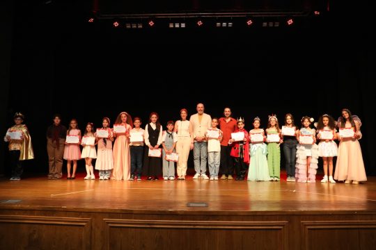 İzmit Belediyesi Sanat Akademisi Tiyatro Bölümü’nün çocuk kursiyer sınıfı öğrencileri