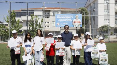 Körfez Belediyesi Şehit Eren Bülbül Bilgi Evi’nde eğitim alan öğrenciler,
