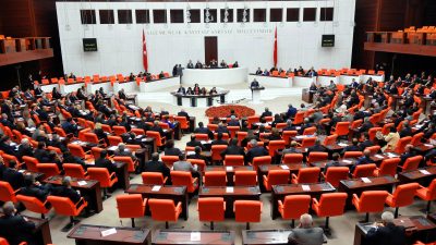 TBMM'de kabul edilen kanunla emniyet teşkilatındaki amir kadroları artırılırken, internet