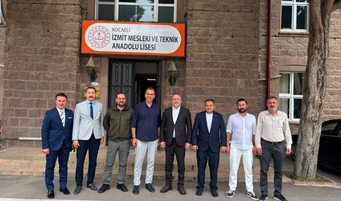Milliyetçi Hareket Partisi (MHP) İzmit İlçe Başkanı İlker Kazan, yöneticileri