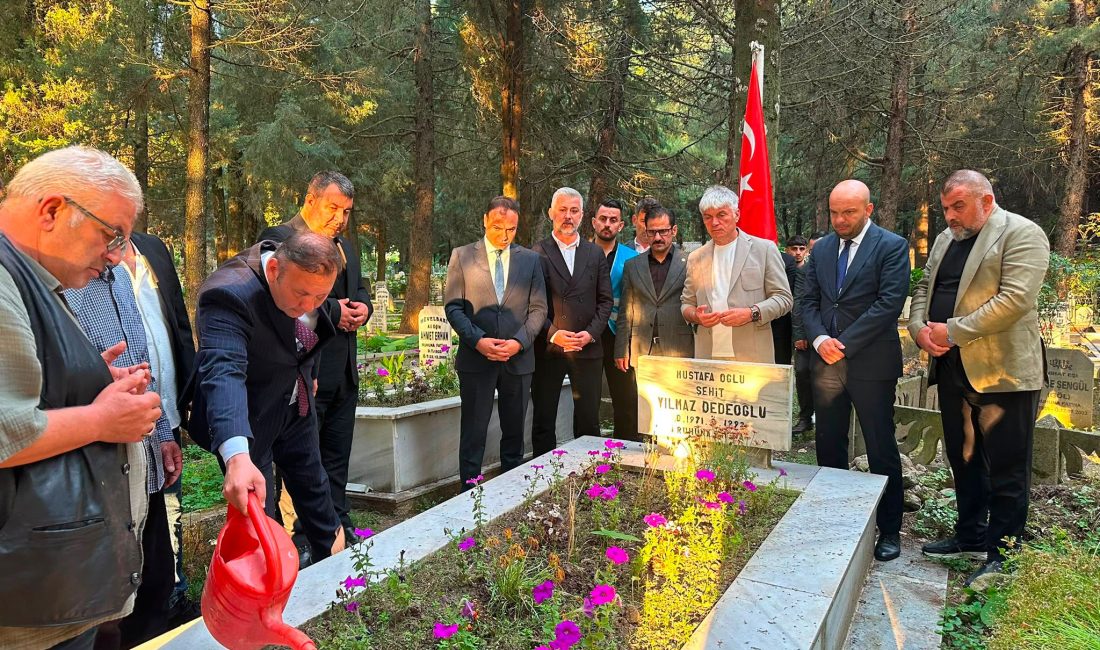 MHP Kocaeli İl Başkanı Enes Emengen, sabah namazının ardından babası