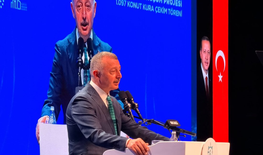 Başkan Tahir Büyükakın, Gölcük'te yapımı tamamlanma aşamasına gelen 360 konutluk