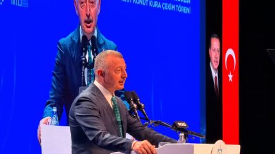 Başkan Tahir Büyükakın, Gölcük'te yapımı tamamlanma aşamasına gelen 360 konutluk