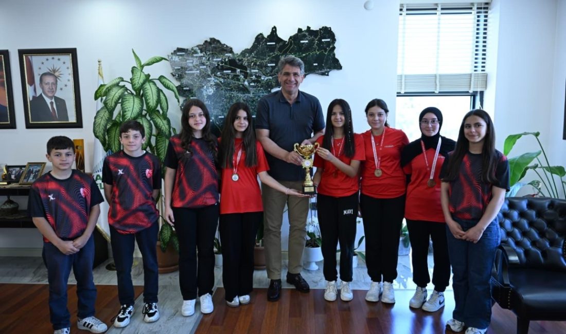 Ulusal müsabakalarda elde ettikleri başarılarla Kartepe’nin gururu olan Derbent Ortaokulu
