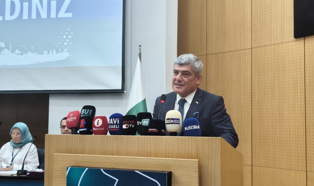 Kocaeli Kent Konseyi Olağan Genel Kurulu'nda başkanlık görevini Kadir Çetin'den