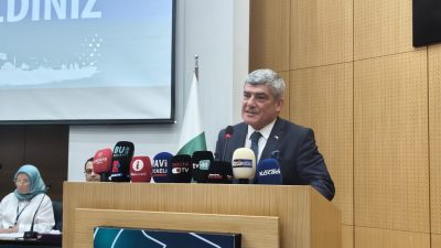 Kocaeli Kent Konseyi Olağan Genel Kurulu'nda başkanlık görevini Kadir Çetin'den