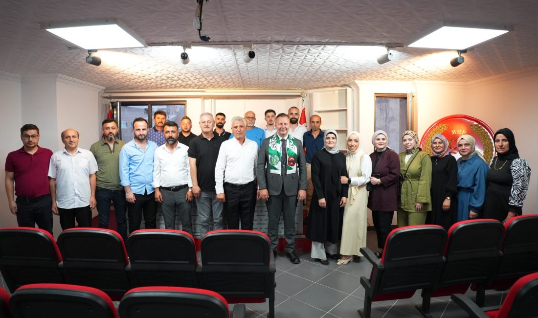 Kartepe Giresunlular Derneği Başkanı Sedat Şalcı ve yönetim kurulu üyeleri,