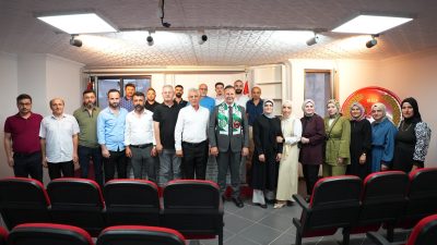 Kartepe Giresunlular Derneği Başkanı Sedat Şalcı ve yönetim kurulu üyeleri,