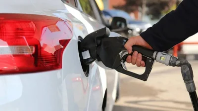 Petrol fiyatlarında yaşanan yükseliş akaryakıt fiyatlarına zam olarak yansıdı. Benzine