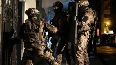 Kocaeli’de jandarma ekipleri, İzmit, Başiskele ve Gölcük’te belirlenen adreslere düzenlediği