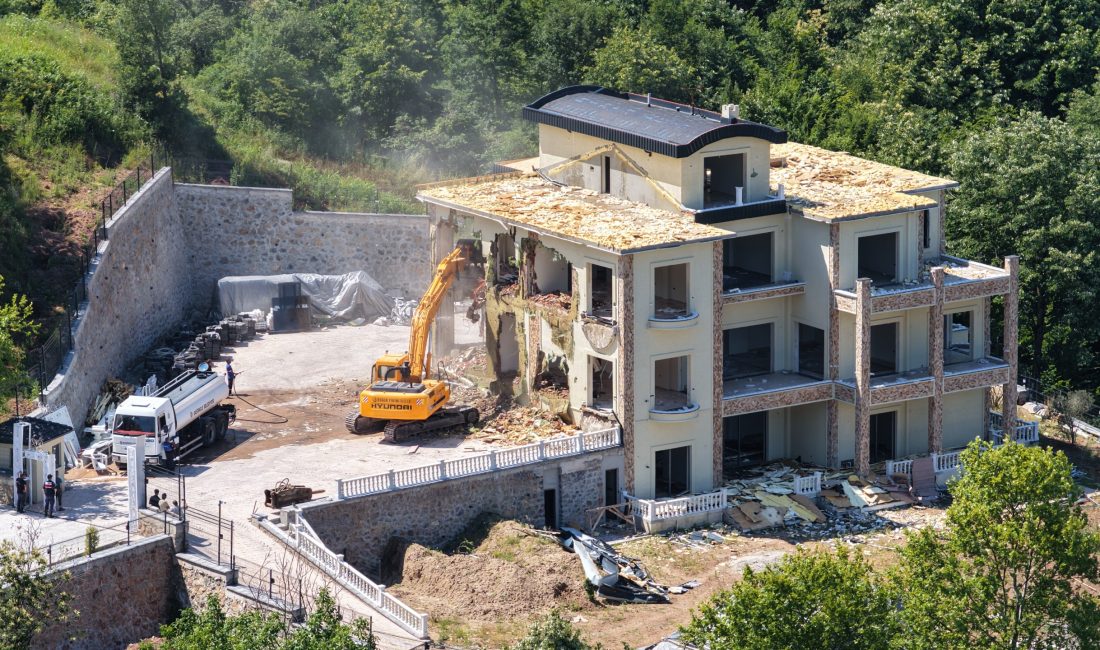 Başiskele Belediyesi, ilçe genelinde kaçak ve ruhsatsız yapılaşmayla mücadelesini kararlılıkla