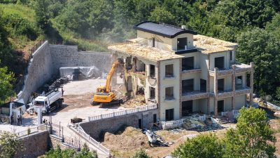 Başiskele Belediyesi, ilçe genelinde kaçak ve ruhsatsız yapılaşmayla mücadelesini kararlılıkla