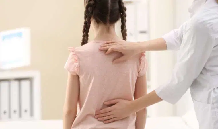  Ortopedi ve Travmatoloji Uzmanı Prof. Dr. Hayati Aygün, skolyozda