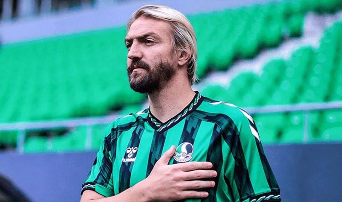 Kariyerinde Galatasaray, Fenerbahçe ve Beşiktaş formaları giyen 37 yaşındaki Caner