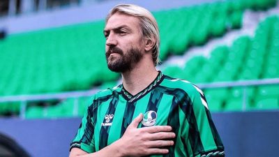 Kariyerinde Galatasaray, Fenerbahçe ve Beşiktaş formaları giyen 37 yaşındaki Caner