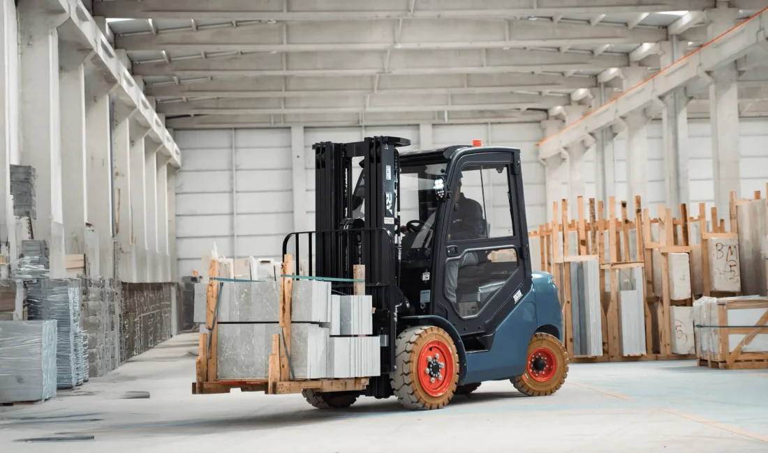 Gebze İcra Dairesi, borç nedeniyle haczedilen 2 adet forkliftin satışa