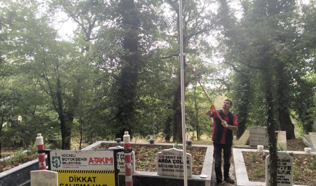 Kocaeli Büyükşehir Belediyesi Yol Bakım Timi ekipleri, İzmit Hakkaniye Mahallesi’nde