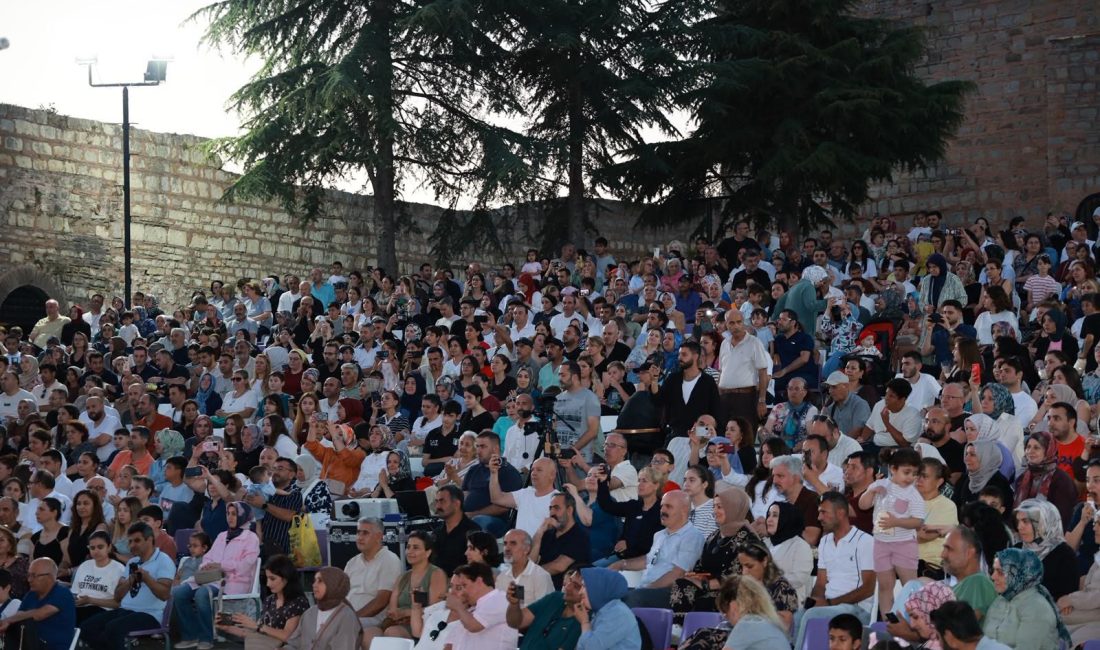 Gebze Belediyesi'nin düzenlediği Eskihisar Kalesi Kültür Sanat Akşamları, binlerce vatandaşı