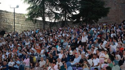Gebze Belediyesi'nin düzenlediği Eskihisar Kalesi Kültür Sanat Akşamları, binlerce vatandaşı