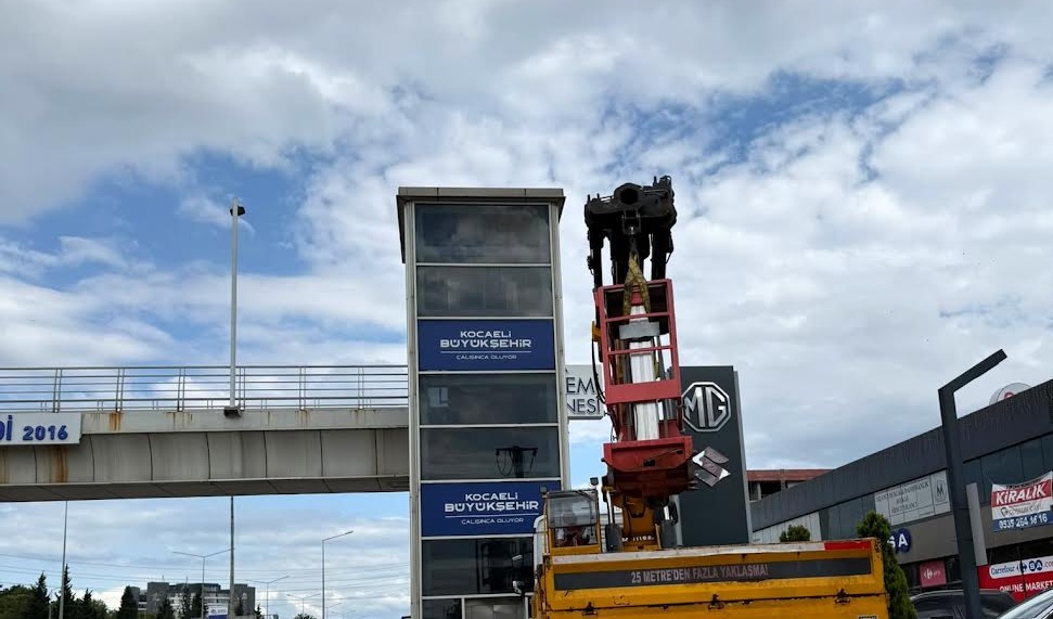 Kocaeli Büyükşehir Belediyesi, kent genelinde bulunan üst geçitlerin güvenli ve