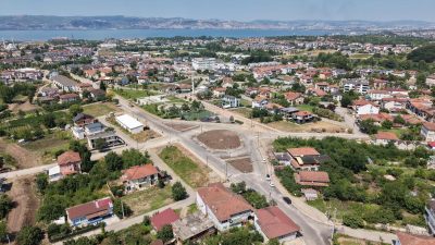 Yeniköy Merkez Mahallesi’nde devam eden yol ve kaldırım çalışmalarıyla bölgenin