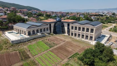 Kocaeli Büyükşehir Belediyesi tarafından Başiskele'de yapımı sürdürülen termal tesis projesinde