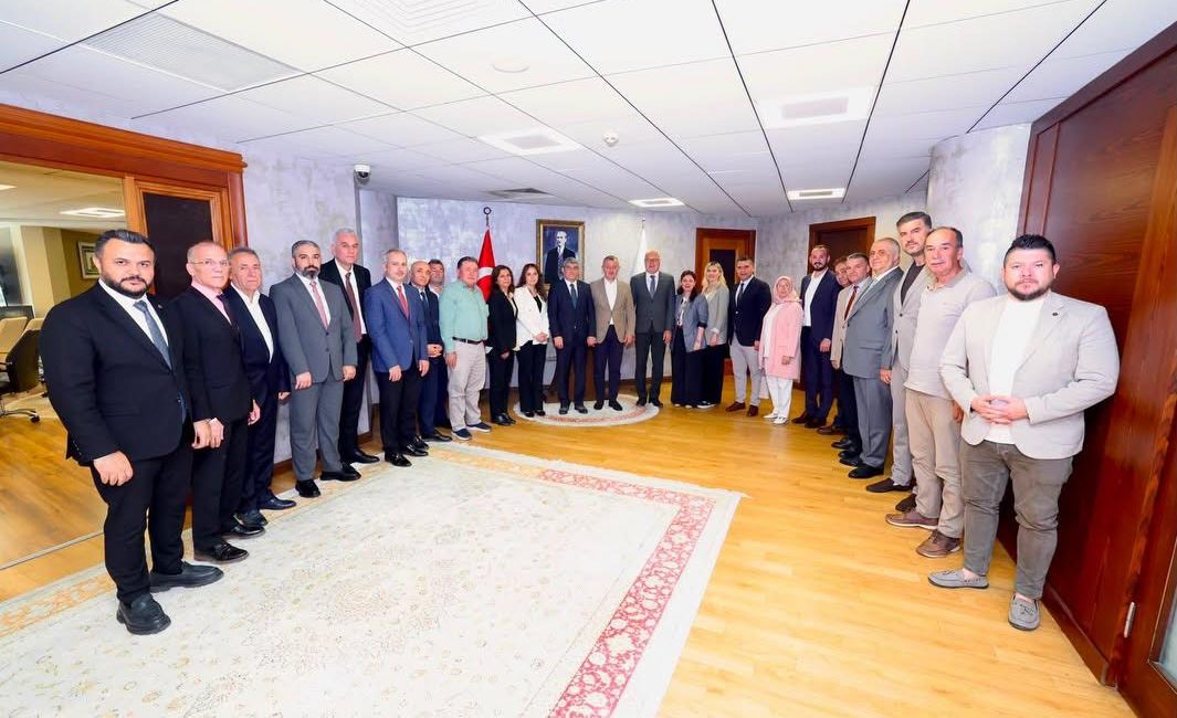 Kocaeli Büyükşehir Belediye Başkanı Tahir Büyükakın, sivil toplum kuruluşlarının temsilcilerini