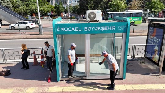 Kocaeli Büyükşehir Belediyesi, her gün binlerce vatandaşın kullandığı yolcu duraklarında