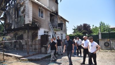 Başiskele Belediye Başkanı M. Yasin Özlü, evi yanan Mansur Çoban’ı