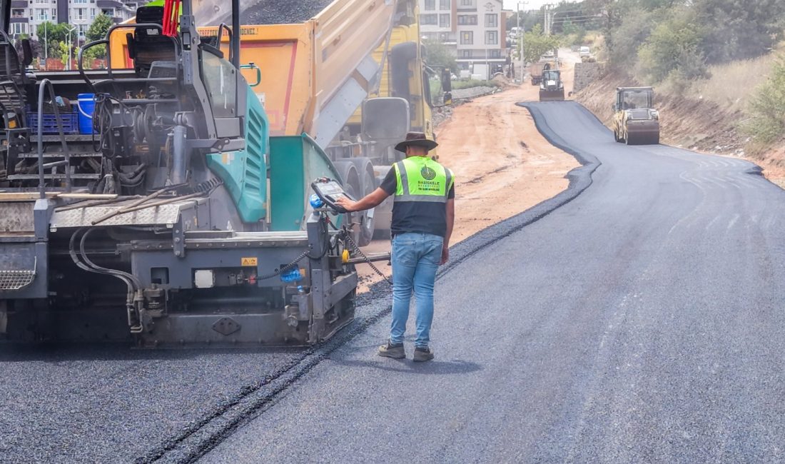 Başiskele Belediyesi, Yeşilyurt Mahallesi Buket Sokak'ta asfalt serim çalışmalarını başlattı.