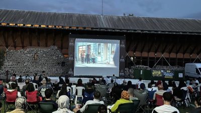 Gölcük Belediyesi tarafından Kervansaray arkasındaki parkta düzenlenen Müthiş Bir Film