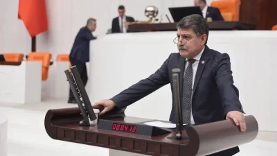 Kocaeli'de sabah saatlerinde İzmit Belediyesi'ne yönelik düzenlenen operasyonun ardından CHP