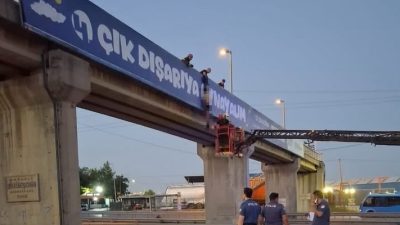 Kocaeli'nin Gebze ilçesinde bir şahıs, üst geçitte yarı çıplak halde
