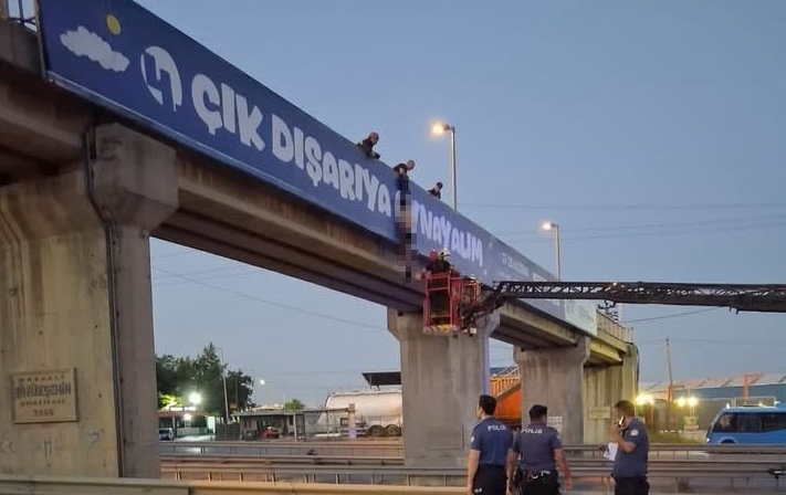 Kocaeli'nin Gebze ilçesinde bir şahıs, üst geçitte yarı çıplak halde
