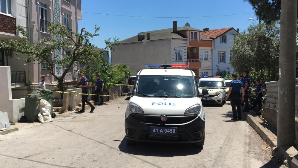 Kocaeli'nin Körfez ilçesinde kendisini aldattığını öne sürdüğü boşanma aşamasındaki eşini