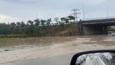 Kocaeli'nde aniden bastıran sağanak yağış hayatı felç etti. Cadde ve