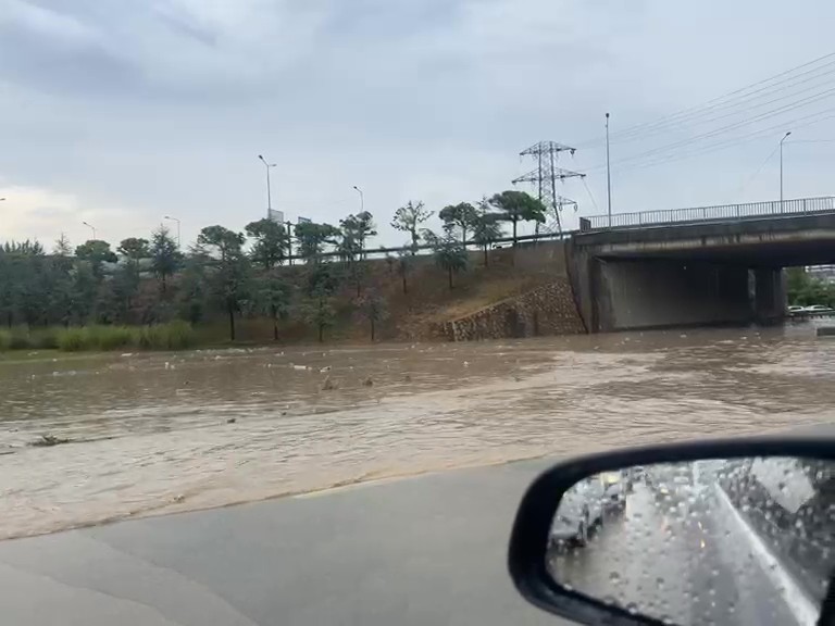 Kocaeli'nde aniden bastıran sağanak yağış hayatı felç etti. Cadde ve
