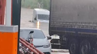 Kocaeli'de etkili olan şiddetli sağanak, cadde ve sokakları göle çevirdi.