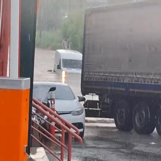Kocaeli'de etkili olan şiddetli sağanak, cadde ve sokakları göle çevirdi.