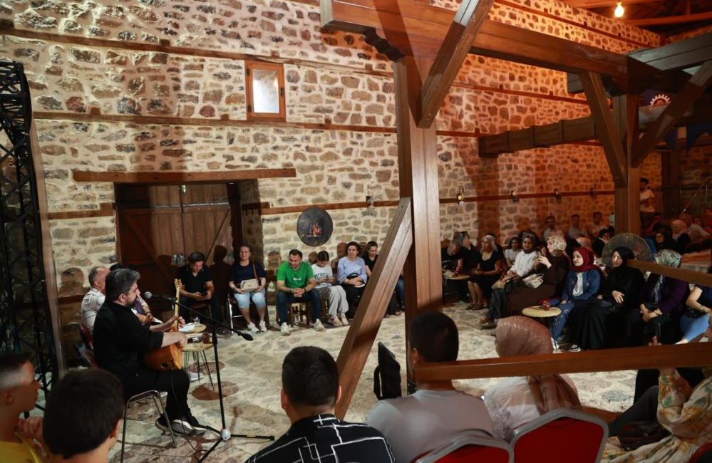 Gebze'de Türk halk müziği ustası Neşet Ertaş'ın eserlerinin icra edildiği