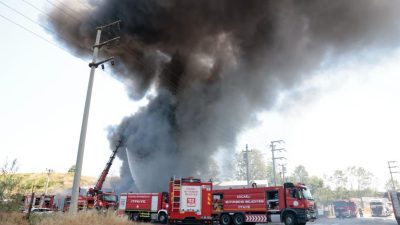 Kocaeli'de boya fabrikasında çıkan ve yükselen dumanların çevre ilçelerden de