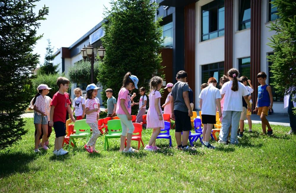 Çayırova'da belediye bünyesinde faaliyet gösteren bilgi evlerinde düzenlenen yaz kurslarında