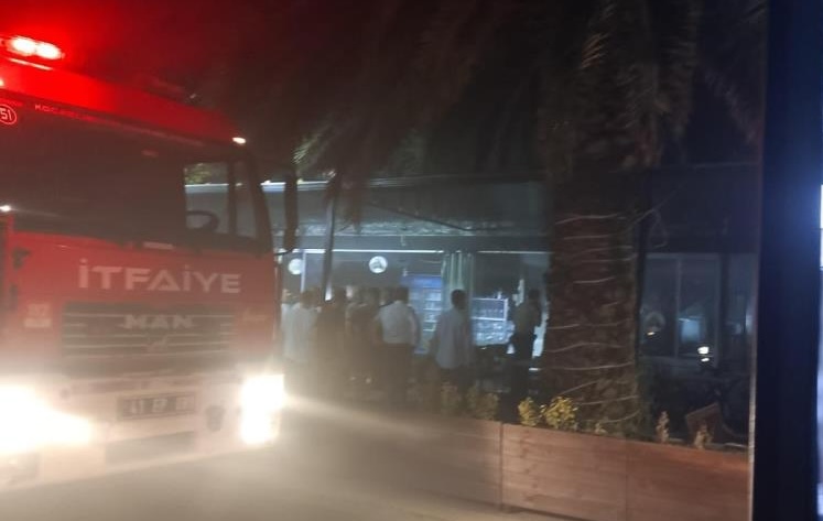 Kocaeli'nin Körfez ilçesinde bir kafenin mutfak bölümünde çıkan yangın hasara